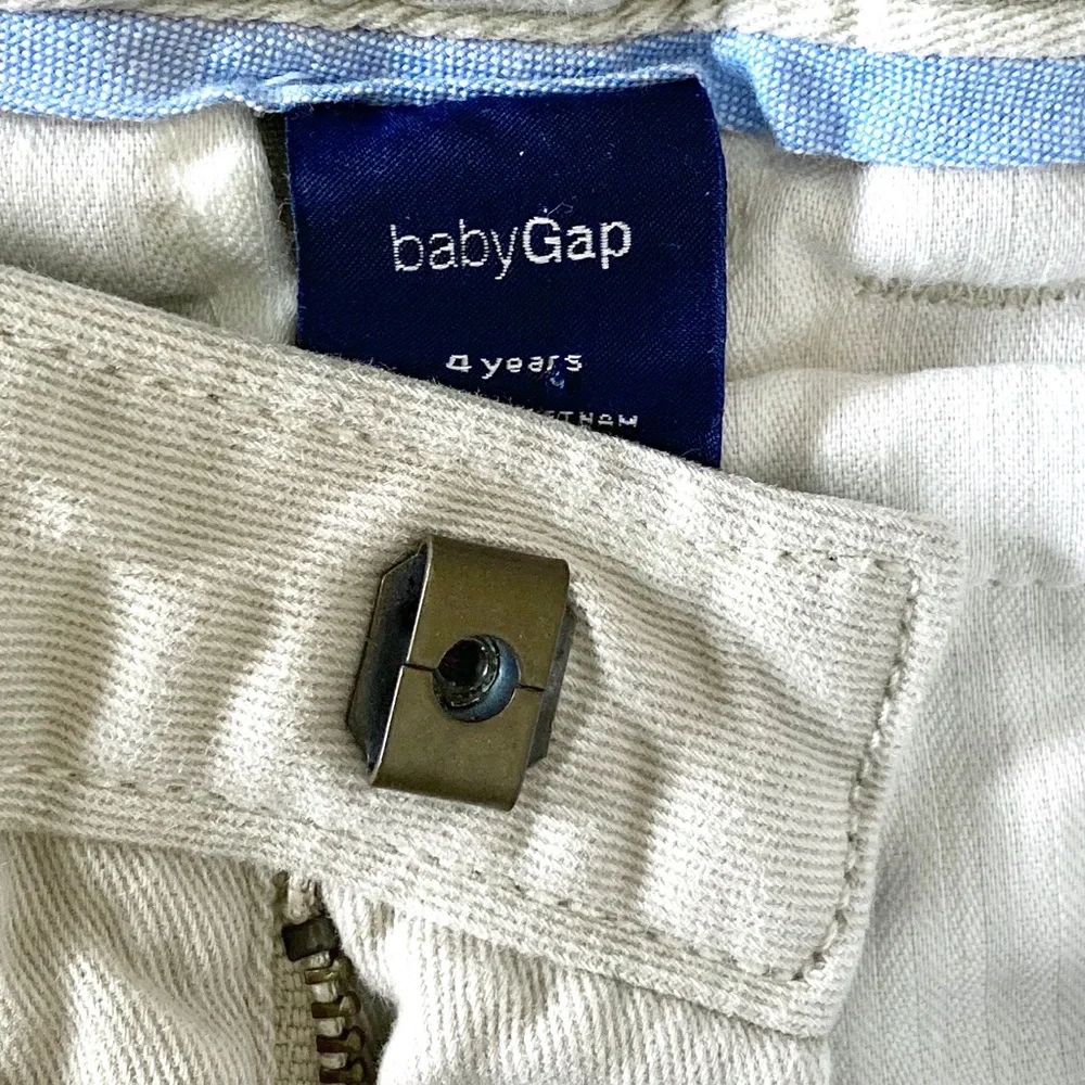 Gap brown cable knit sweater with khaki pants 4